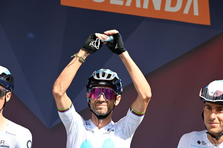 Rainbow jersey on Alejandro Valverde s shoulders as he trains with